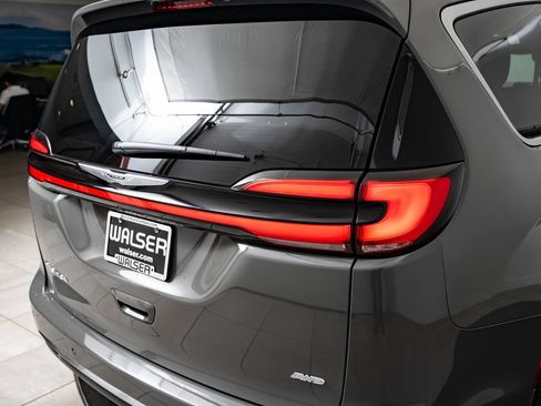 Used 2024 Chrysler Pacifica Pinnacle AWD/4WD image 9