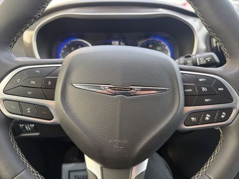 Used 2025 Chrysler Pacifica Select image 16