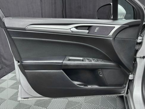 Used 2019 Ford Fusion SE FWD image 22