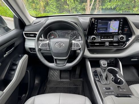 Used 2022 Toyota Highlander XLE AWD/4WD image 29