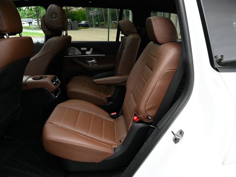 Used 2025 Mercedes-Benz GLS 580 4MATIC image 37