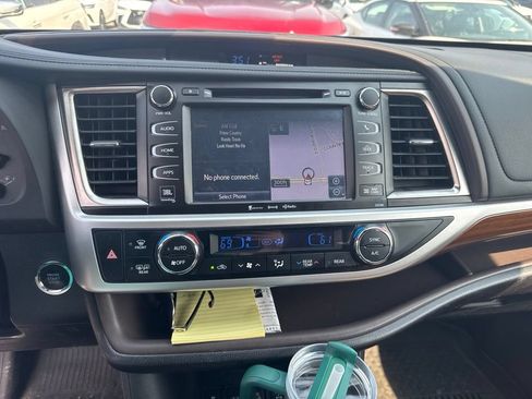 Used 2018 Toyota Highlander Limited AWD/4WD image 17