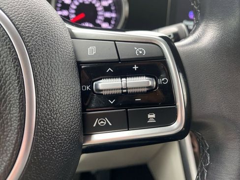 Used 2023 Kia Carnival EX image 27