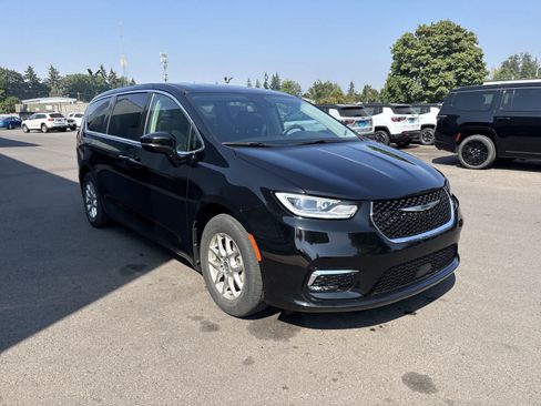Used 2024 Chrysler Pacifica Touring-L FWD image 6