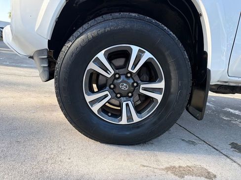 Used 2018 Toyota Tacoma TRD Sport w/ Technology Package image 12