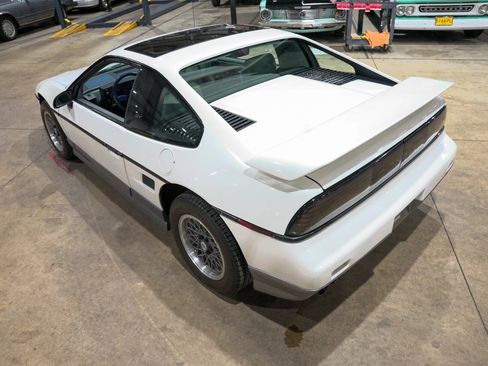 Used 1987 Pontiac Fiero GT RWD image 16