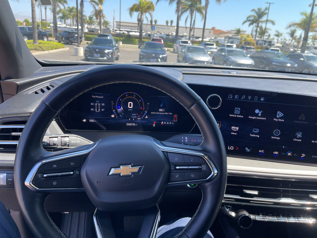 Used 2025 Chevrolet Traverse LT FWD image 3