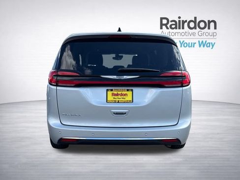 Used 2024 Chrysler Pacifica Touring-L FWD image 6