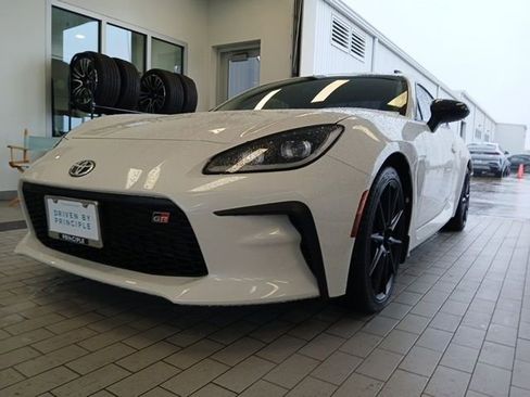 Used 2024 Toyota GR86 Premium RWD image 3