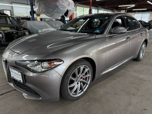Used 2018 Alfa Romeo Giulia AWD image 1