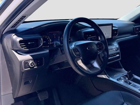 Used 2023 Ford Explorer XLT w/ Equipment Group 202A RWD image 9