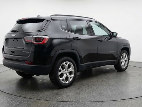 Used 2025 Jeep Compass Latitude image 9