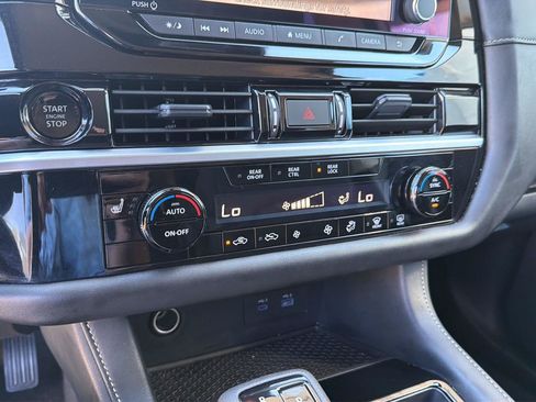 Used 2025 Nissan Pathfinder SV FWD image 27