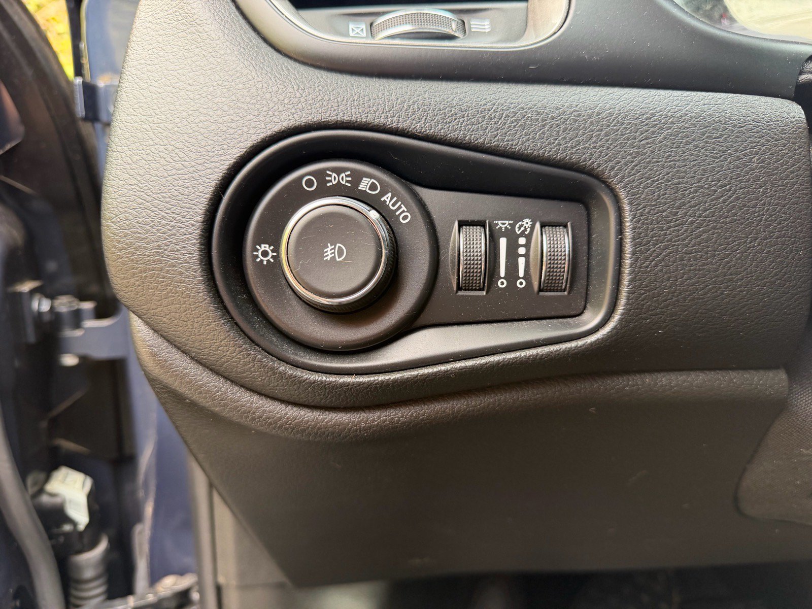 Used 2022 Jeep Renegade Latitude w/ Convenience Group AWD/4WD image 24