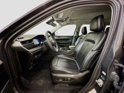 Used 2023 Jeep Grand Cherokee Limited w/ Black Appearance Package image 13