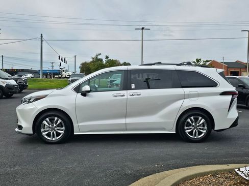 Used 2025 Toyota Sienna XLE image 9