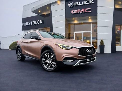 Used 2017 INFINITI QX30 Premium w/ Navigation Package image 3