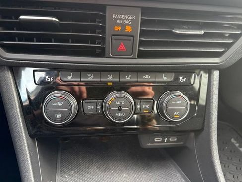 Used 2024 Volkswagen Jetta SE FWD image 13