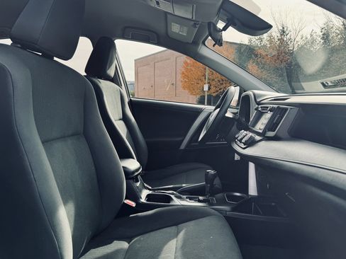 Used 2018 Toyota RAV4 LE image 19