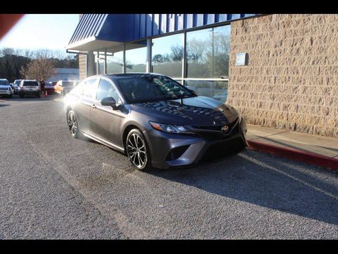 Used 2020 Toyota Camry SE image 1
