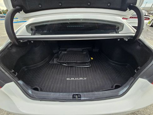 Used 2020 Toyota Camry SE FWD image 16