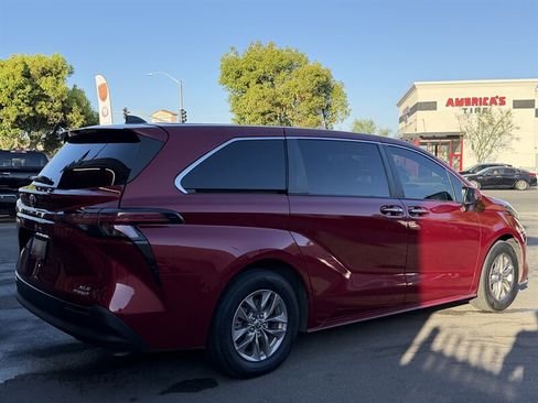 Used 2022 Toyota Sienna XLE FWD image 14