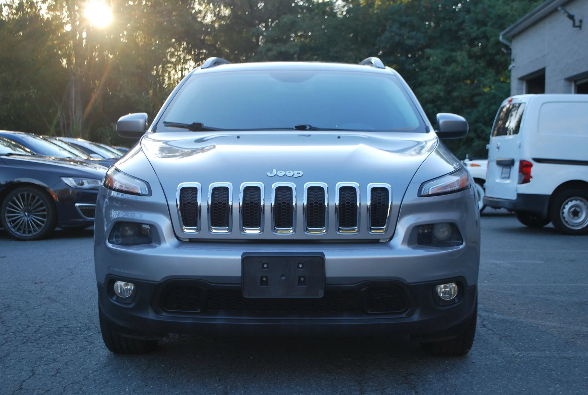 Used 2016 Jeep Cherokee Latitude w/ Cold Weather Group AWD/4WD image 2