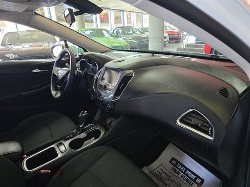 Used 2018 Chevrolet Cruze LT image 13