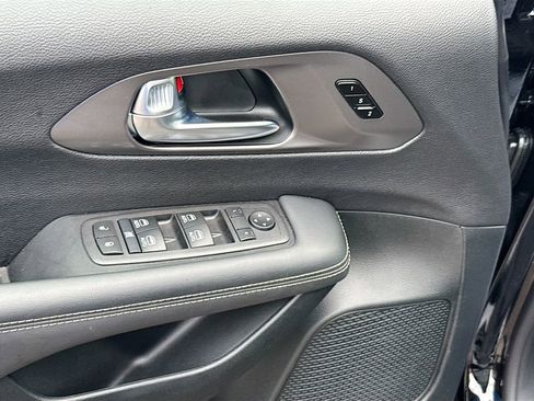 Used 2026 Chrysler Pacifica Select image 19