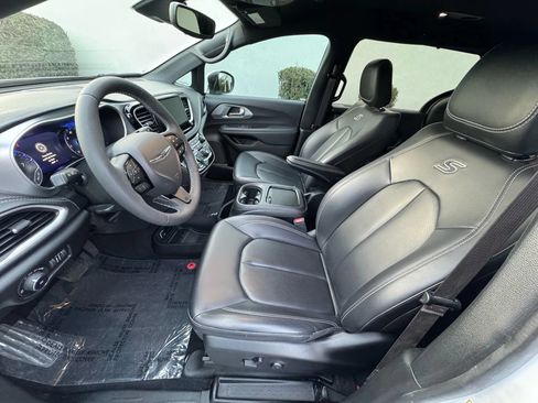 Used 2023 Chrysler Pacifica Touring-L w/ S Appearance Package FWD image 10