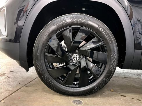 Used 2025 Volkswagen Atlas SE w/ Black Wheel Package image 12