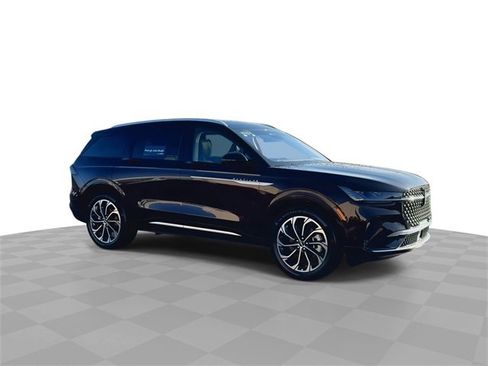 Used 2024 Lincoln Nautilus Reserve w/ Equipment Group 202A image 2