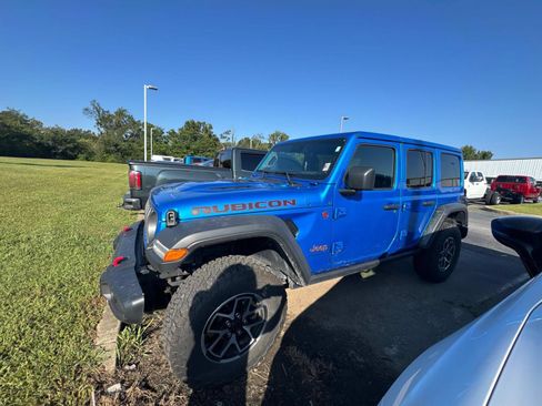 Used 2025 Jeep Wrangler Unlimited Rubicon w/ Convenience Group AWD/4WD image 9