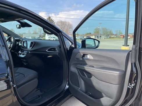 New 2026 Chrysler Pacifica Select w/ S Appearance Package FWD image 16