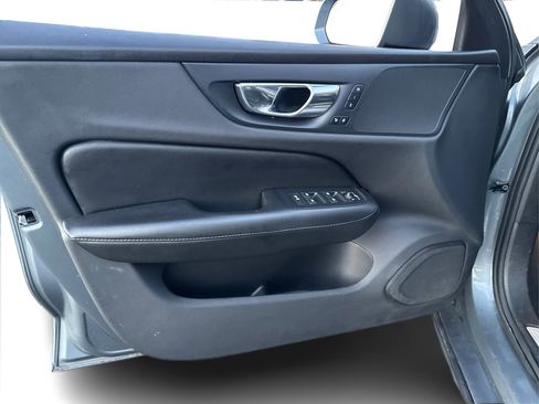 Used 2019 Volvo S60 T6 Momentum w/ Premium Package image 23