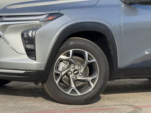 Used 2024 Chevrolet Trax LT w/ LT Convenience Package image 9