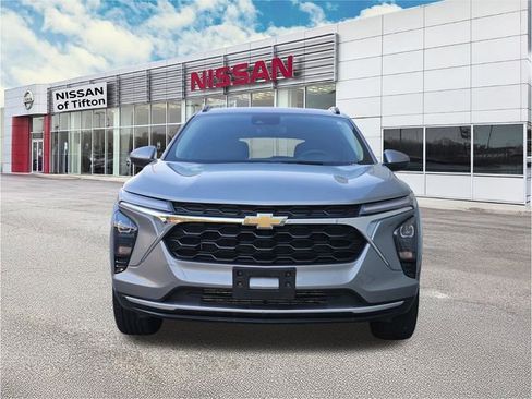 Used 2025 Chevrolet Trax LT w/ LT Convenience Package FWD image 2