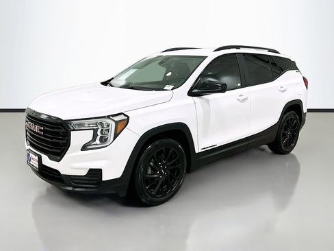 Used 2023 GMC Terrain SLE w/ Driver Convenience Package image 3