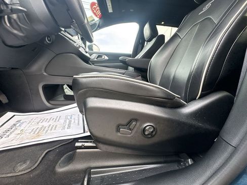 Used 2025 Chrysler Pacifica Limited FWD image 14