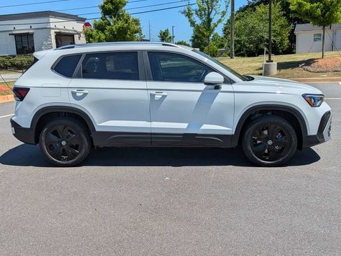 New 2026 Volkswagen Taos SE FWD image 3