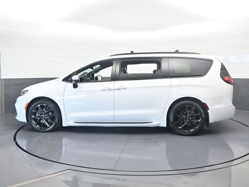 Used 2023 Chrysler Pacifica Touring-L w/ S Appearance Package image 3