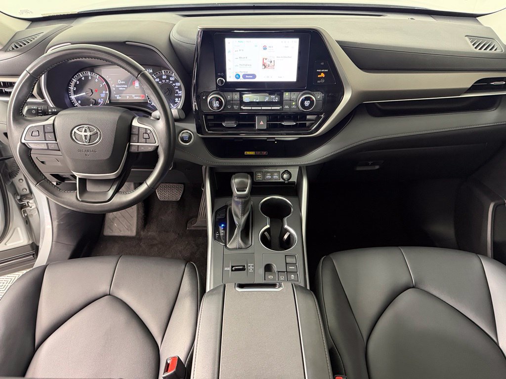 Used 2025 Toyota Highlander XLE FWD image 12