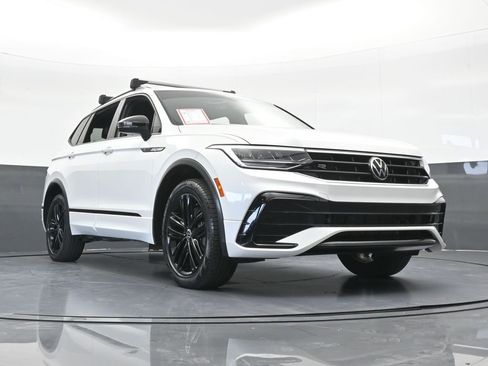 Used 2022 Volkswagen Tiguan SE R-Line image 61