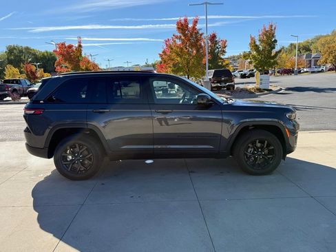 New 2025 Jeep Grand Cherokee Altitude image 8