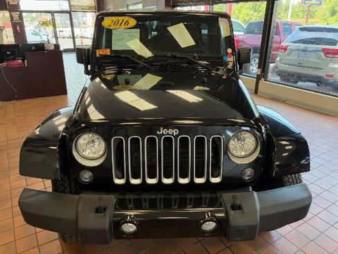 Used 2016 Jeep Wrangler Unlimited Sahara w/ Max Tow Package AWD/4WD image 4