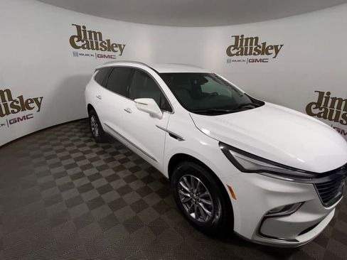 Used 2023 Buick Enclave Essence image 2