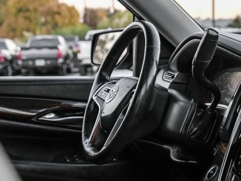 Used 2015 Cadillac Escalade Luxury image 11