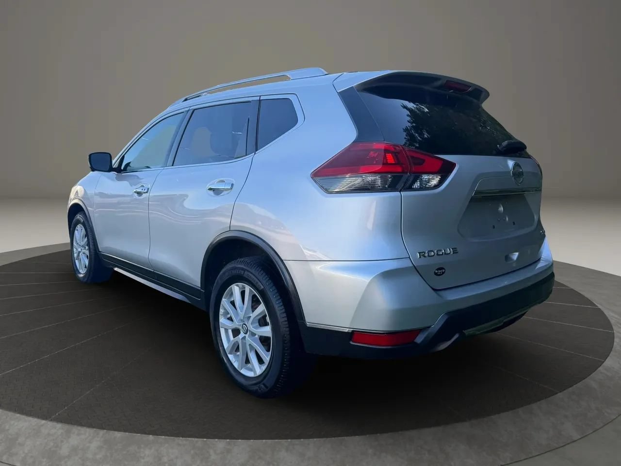 Used 2018 Nissan Rogue SV w/ Sun & Sound Touring Package AWD/4WD image 3