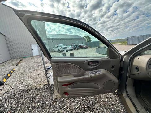 Used 2001 Pontiac Bonneville SE FWD image 22
