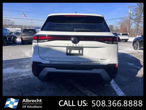 Used 2025 Volkswagen Tiguan SE image 4